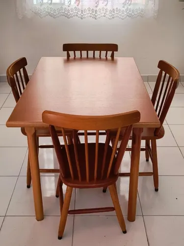 Conjunto de mesa com 4 cadeiras em madeira tratada