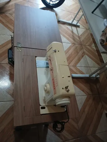 Vendo máquina de costura Singer