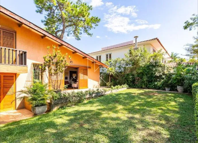 Casa de rua fechada com 3 dormitórios - Jardim Guedala