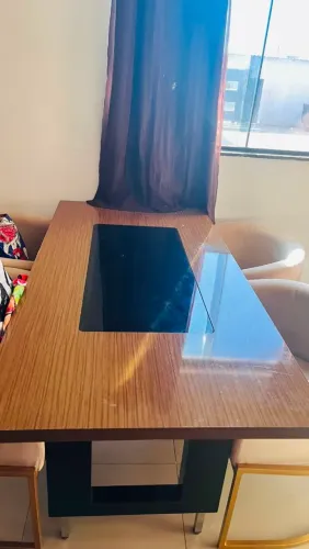 Mesa para 6 cadeiras.
