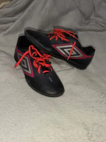Vende-se chuteira de futsal da umbro cannon