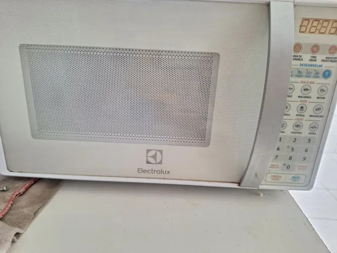 Microondas funcionando electrolux