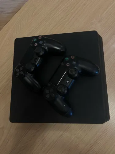 PS4 SLIM 500 GB + 2 CONTROLES E 3 JOGOS MÍDIA FÍSICA