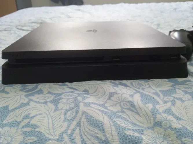 PS4 semi novo com 1 controle capa de controle e botons pra colocar no analogico