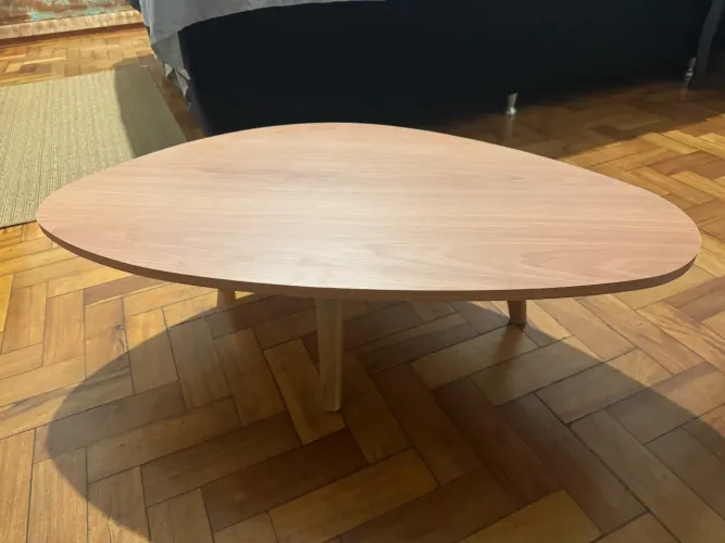 Mesa de centro formato orgânico em mandeira