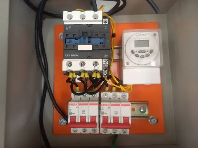 painel com controlador temporizador, contatora e disjuntores