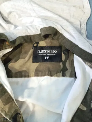 Jaqueta Camuflada com Capuz Clock House (Usada 1 única vez)