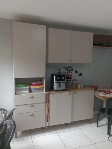Televisão armário de cozinha