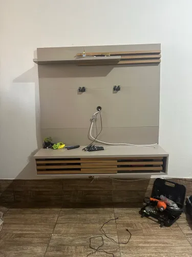 Rack Suspenso com Painel para TV + Prateleira - Moderno