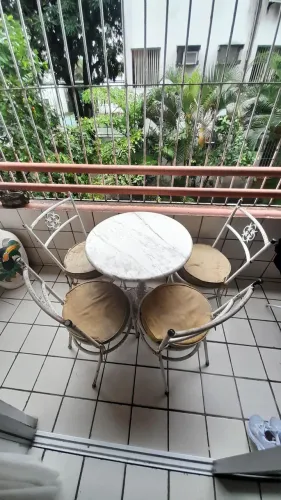 Conjunto mesa e 4 cadeiras 