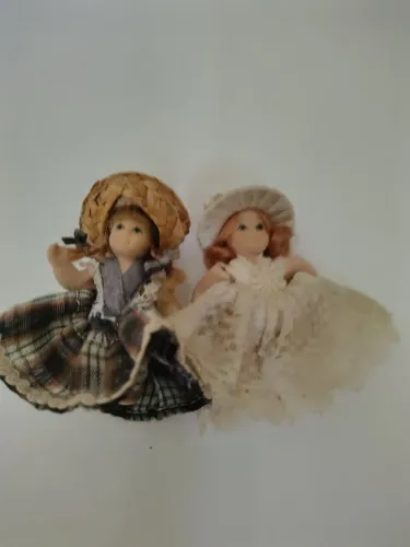 Par de Mini Bonecas em Porcelana