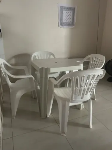 Mesa + 4 cadeiras plásticas