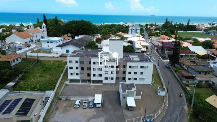 Apartamento a 650m da Praia da Vila com 2 Dormitórios e Sacada com Churrasqueira