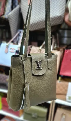 Bolsa Louis Vuitton de Ombros Média Cor: Preto/Branco - Disponível Poucas Unidades