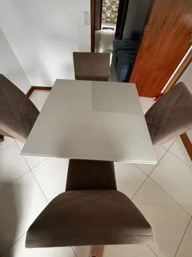 Mesa de vidro com 4 cadeiras estofadas
