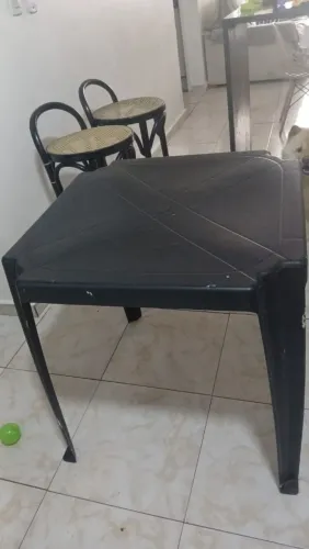 Mesa preta de plastico