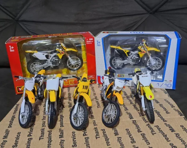 Miniatura de Moto 1/18 Suzuki Cross kit com 7