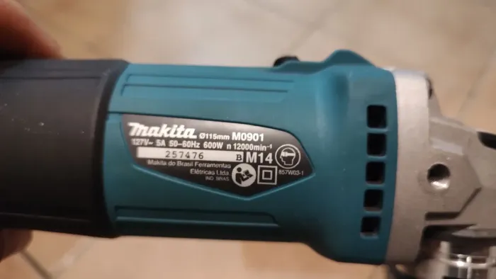Esmerilhadeira nova Makita