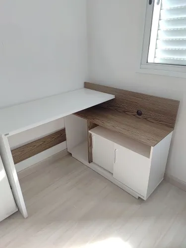 ?Escrivaninha de Canto em L com Balcão Lateral e Passa-Fios (Branco + Amadeirado)