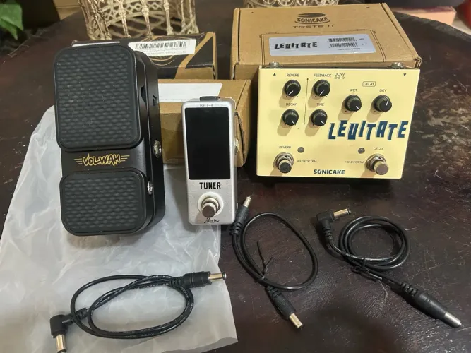 KIT 3 PEDAIS GUITARRA (PEDAL DELAY , VOL/WHA, TUNER) Aceito propostas