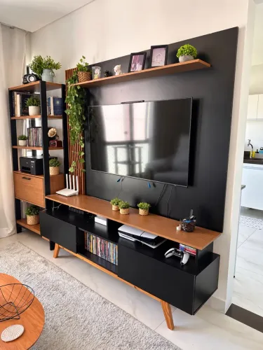 Rack com Painel MDF 1,80m Freijó e Preto para TV até 55?