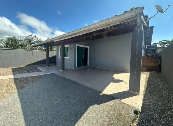 Casa na Praia com piscina com 03 quartos sendo 01 suíte no centro de Penha SC