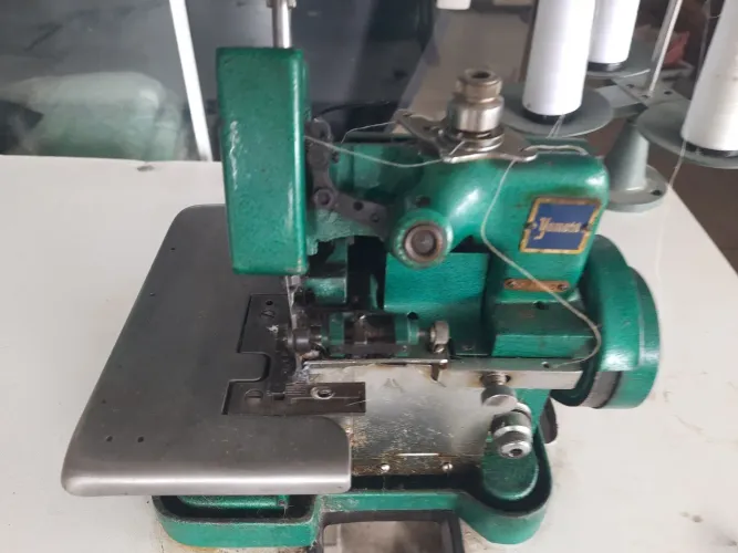 Máquina overlock chinesinha semi industrial 