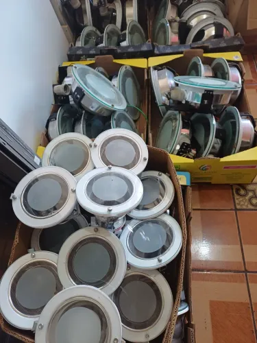 Luminárias de embutir.