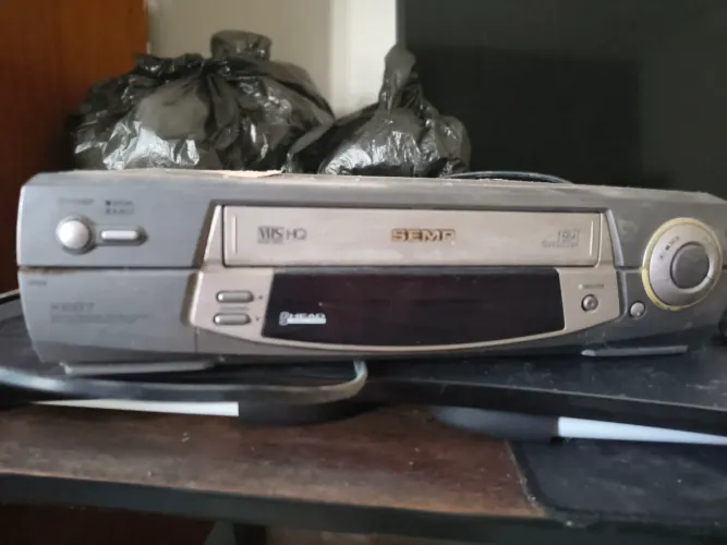 videocassete VHS da marca SEMP, modelo X687