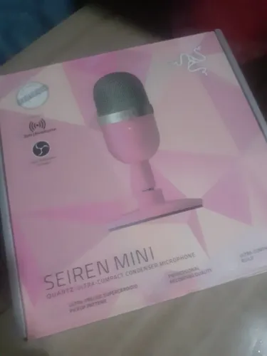 Microfone rosa Razer seiren mini