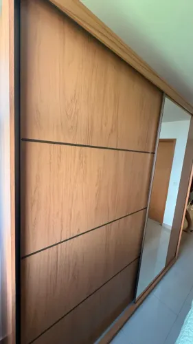 Guarda roupas grande com espelho