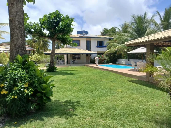 Casa à venda no exclusivo Condomínio Parque Interlagos, beira-mar no Litoral Norte da Bahi