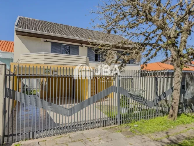 CASA COM ESPAÇO DE TERRENO NO JARDIM DAS AMERICAS