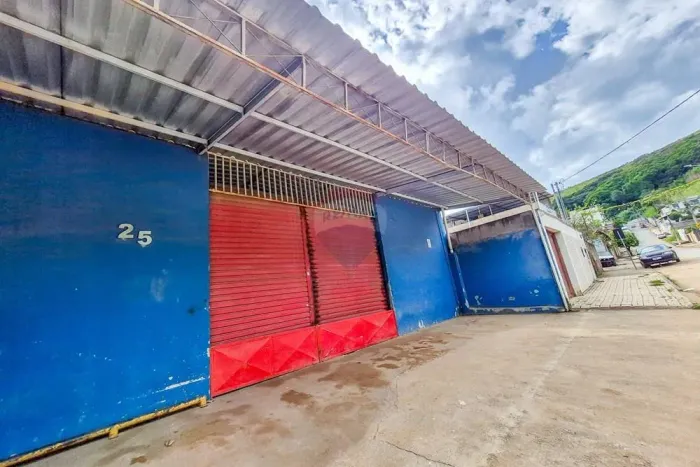 Loja com 300m2 e pé direito de 4,9m para locação no bairro Monte Castelo
