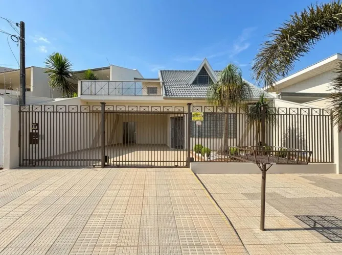 Sobrado à venda em Maringá, Gleba Patrimônio, com 4 quartos, com 208.44 m²