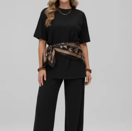 conjunto feminino composto por camiseta over size e calça pantalona, na cor preta