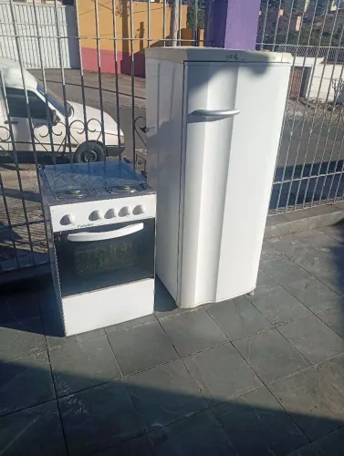 Geladeira e fogão ambos funciona perfeitamente (127 volts)