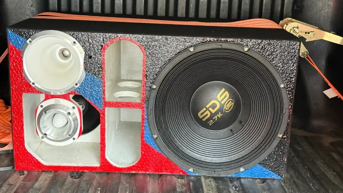 Vendo caxa pesada nova de som!!!!