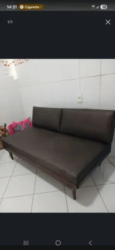 Vendo sofá retrô em bom estado, feito de madeira.