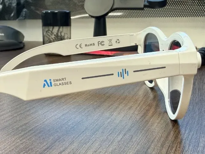 Óculos Inteligente AI Smart Glasses Branco/lentes azuis com Tradução e Áudio - Novo