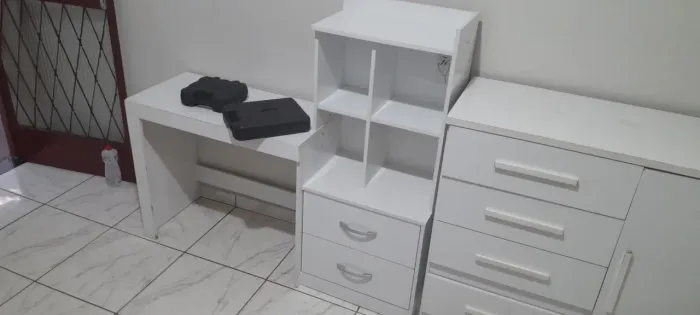 Cômoda e Escrivaninha em bom estado