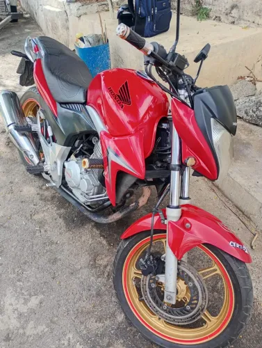 Vendo Uma CB 300 Na Cor Vermelha Por 10,500 Já Pronta Pra Transferir