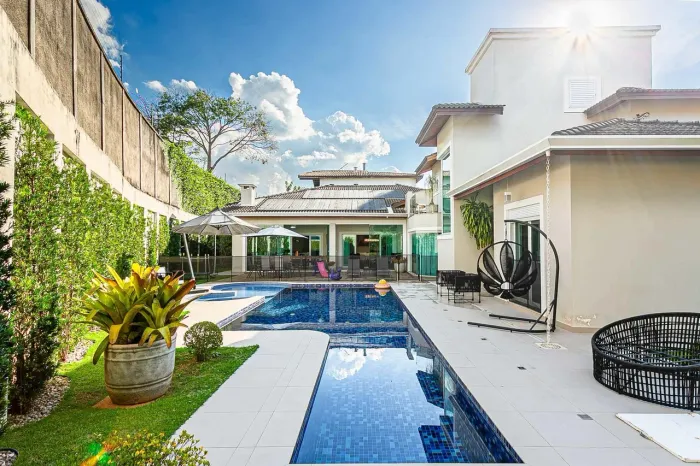 Casa Térrea Sofisticada com 4 Suítes, Piscina com Raia e Área de Lazer Completa