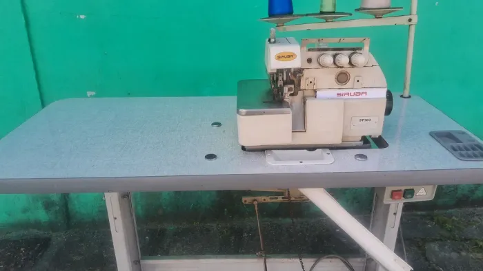 Máquina overlock industrial siruba elétrica