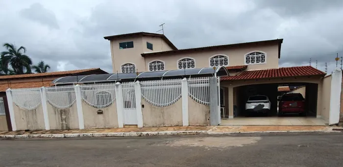 Casa 5 quartos, próxima a feira do produtor. 