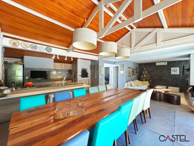 Casa com 284 m² de 3 quartos com suíte, 3 vagas, piscina -Tristeza