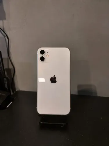 Vendo iPhone 11 branco 64GB