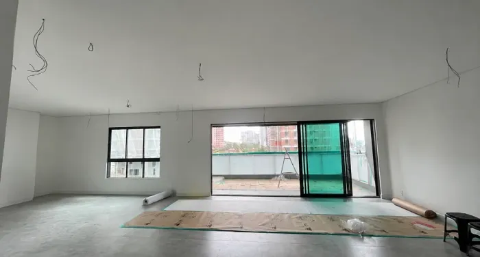 Esquadria de alumínio com 4 folhas, medindo 5 m x 2.30. Todas as folhas abrem.