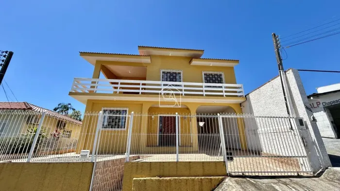 Casa com 05 Dormitórios sendo 02 Suítes e Piscina à venda, no Bairro Jardim Cid