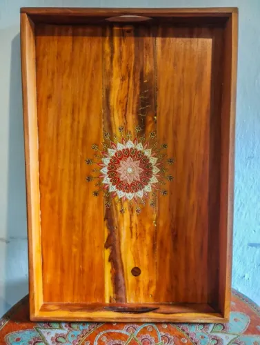 Bandeja de madeira de demolição decorativa Peroba Rosa mandala pequena